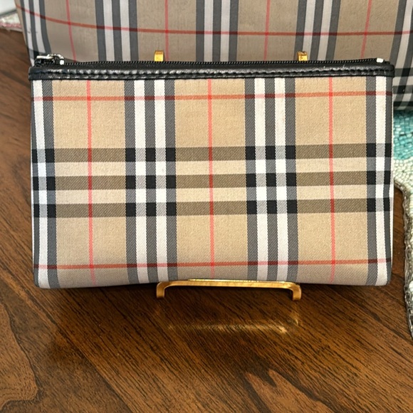 Burberry tote bag ๐ผ and cosmetic pouch ๐ in good condition beautiful clean. - Picture 12 of 16